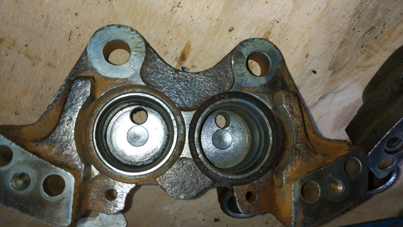 Bremssattelhälfte nach erster Reinigung Bremssattelhälfte nach erster Reinigung